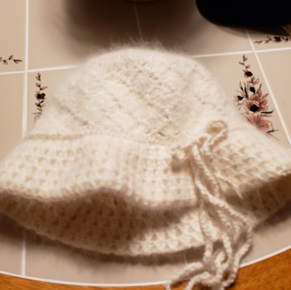 Ladies soft white hat - Picture 9 of 14